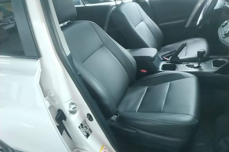 Used Toyota RAV4 2016 2.0L CVT Two-Wheel Drive Fashion Edition China V Standard Right Front Seat