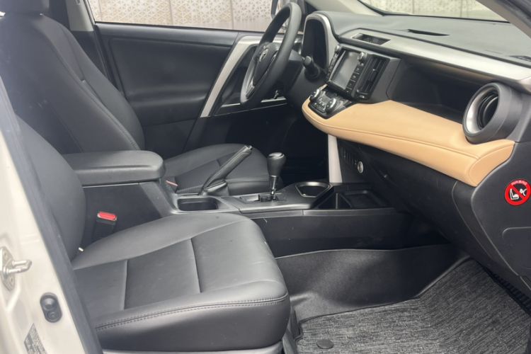 Used Toyota RAV4 2016 2.0L CVT Two-Wheel Drive Fashion Edition China V Standard Right Front Seat