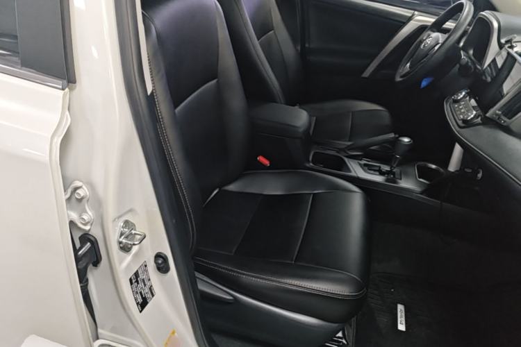 Used Toyota RAV4 2016 2.0L CVT Two-Wheel Drive Fashion Edition China V Standard Right Front Seat
