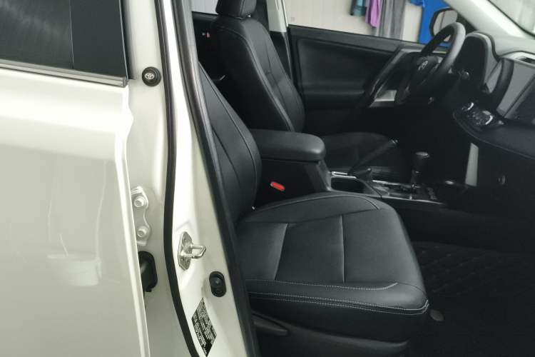 Used Toyota RAV4 2016 2.0L CVT Two-Wheel Drive Comfort Edition China V Standard Right Front Seat