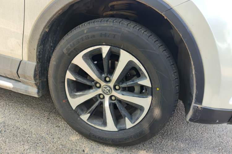Used Toyota RAV4 2016 2.0L CVT Two-Wheel Drive Fashion Edition China V Standard Right Front Wheel Hub