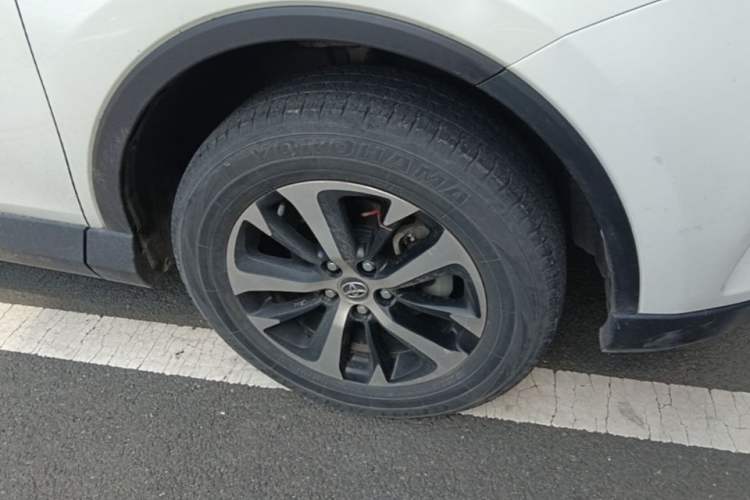 Used Toyota RAV4 2016 2.0L CVT Two-Wheel Drive Fashion Edition China V Standard Right Front Wheel Hub