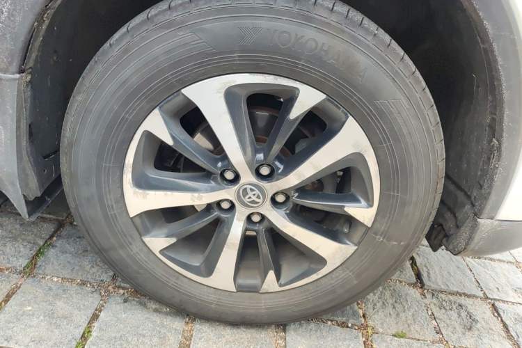 Used Toyota RAV4 2016 2.0L CVT Two-Wheel Drive Fashion Edition China V Standard Right Front Wheel Hub