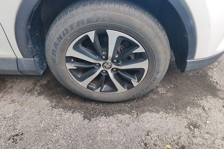 Used Toyota RAV4 2016 2.0L CVT Two-Wheel Drive Fashion Edition China V Standard Right Front Wheel Hub