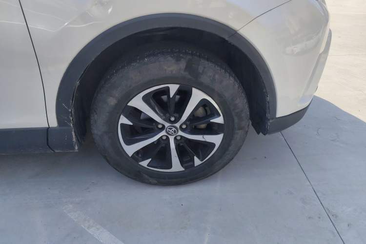 Used Toyota RAV4 2016 2.0L CVT Two-Wheel Drive Fashion Edition China V Standard Right Front Wheel Hub