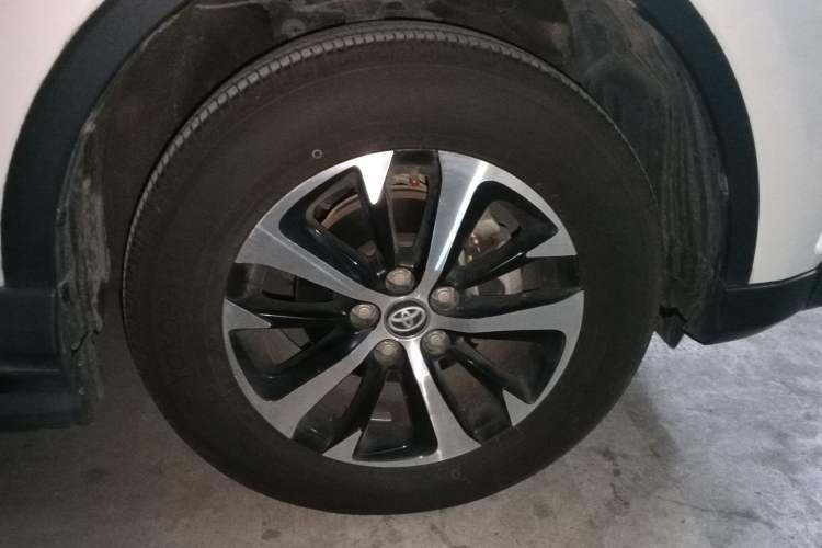 Used Toyota RAV4 2016 2.0L CVT Two-Wheel Drive Fashion Edition China V Standard Right Front Wheel Hub
