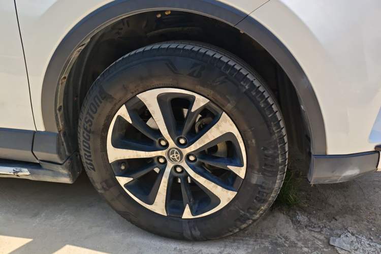 Used Toyota RAV4 2016 2.0L CVT Two-Wheel Drive Fashion Edition China V Standard Right Front Wheel Hub