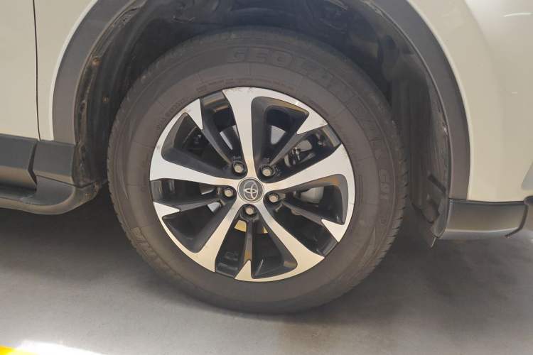 Used Toyota RAV4 2016 2.0L CVT Two-Wheel Drive Fashion Edition China V Standard Right Front Wheel Hub