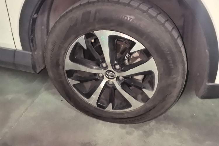 Used Toyota RAV4 2016 2.0L CVT Two-Wheel Drive Fashion Edition China V Standard Right Front Wheel Hub