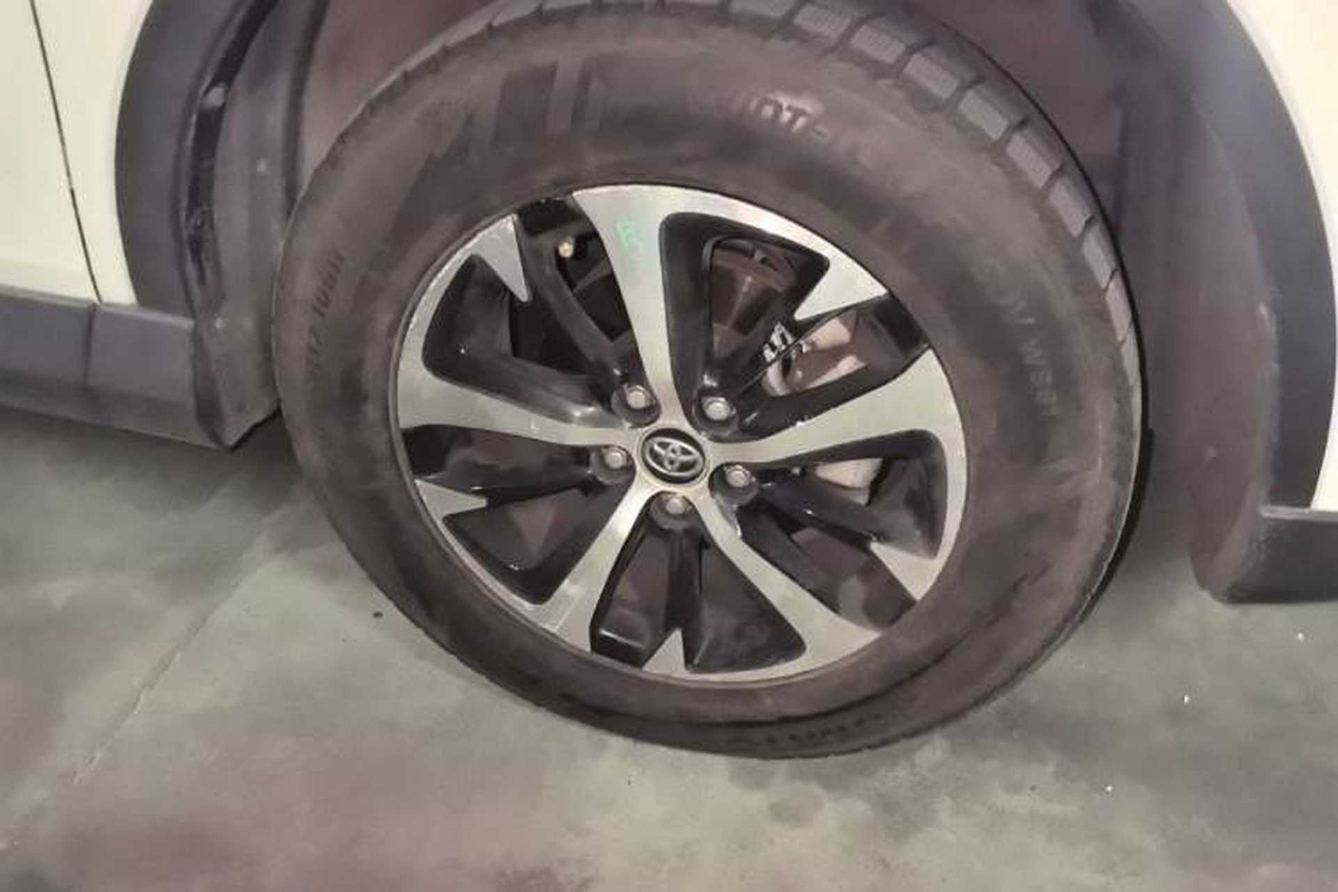 Used Toyota RAV4 2016 2.0L CVT Two-Wheel Drive Fashion Edition China V Standard Right Front Wheel Hub