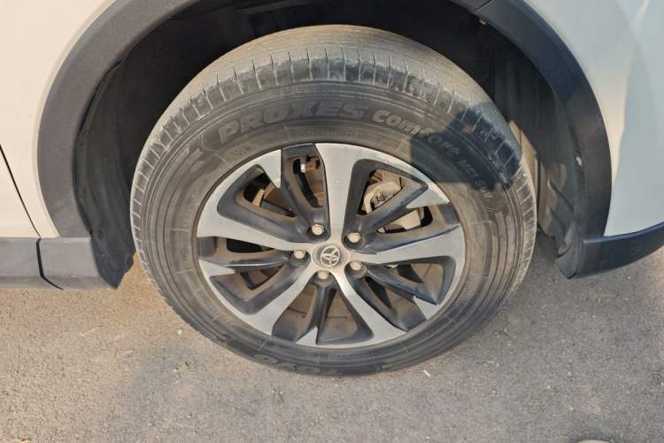 Used Toyota RAV4 2016 2.0L CVT Two-Wheel Drive Fashion Edition China V Standard Right Front Wheel Hub