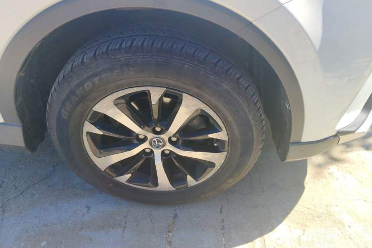 Used Toyota RAV4 2016 2.0L CVT Two-Wheel Drive Fashion Edition China V Standard Right Front Wheel Hub
