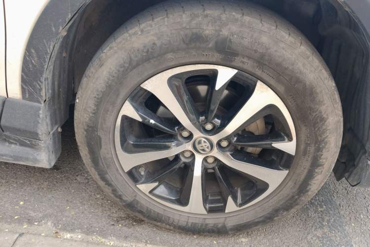 Used Toyota RAV4 2016 2.0L CVT Two-Wheel Drive Fashion Edition China V Standard Right Front Wheel Hub