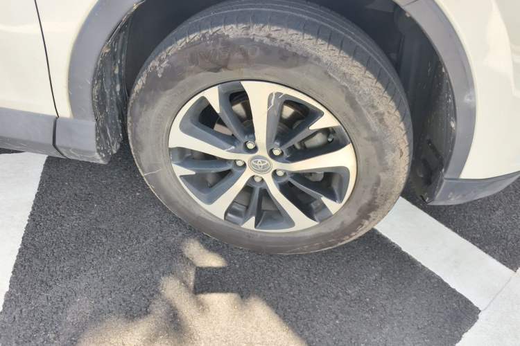 Used Toyota RAV4 2016 2.0L CVT Two-Wheel Drive Fashion Edition China V Standard Right Front Wheel Hub