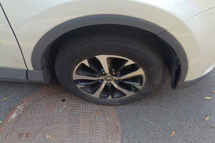Used Toyota RAV4 2016 2.0L CVT Two-Wheel Drive Fashion Edition China V Standard Right Front Wheel Hub