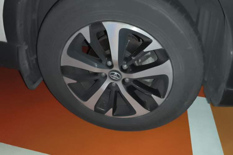 Used Toyota RAV4 2016 2.0L CVT Two-Wheel Drive Fashion Edition China V Standard Right Front Wheel Hub