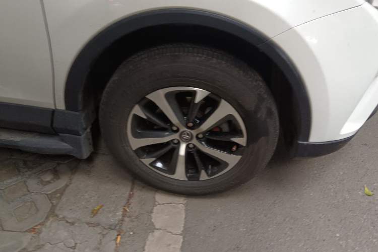 Used Toyota RAV4 2016 2.0L CVT Two-Wheel Drive Fashion Edition China V Standard Right Front Wheel Hub