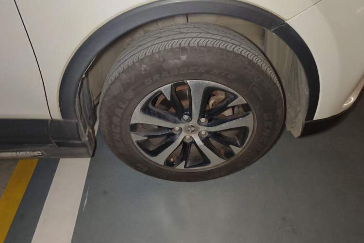 Used Toyota RAV4 2016 2.0L CVT Two-Wheel Drive Fashion Edition China V Standard Right Front Wheel Hub