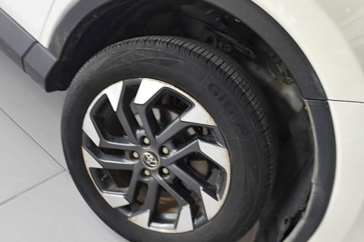 Used Toyota RAV4 2016 2.5L Automatic 4x4 Elite Edition Right Front Wheel Hub