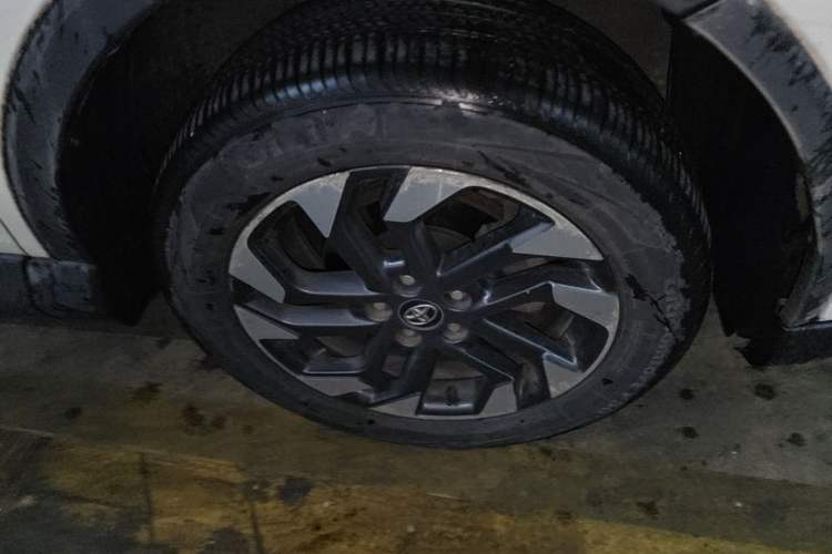 Used Toyota RAV4 2016 2.5L Automatic 4x4 Elite Edition Right Front Wheel Hub