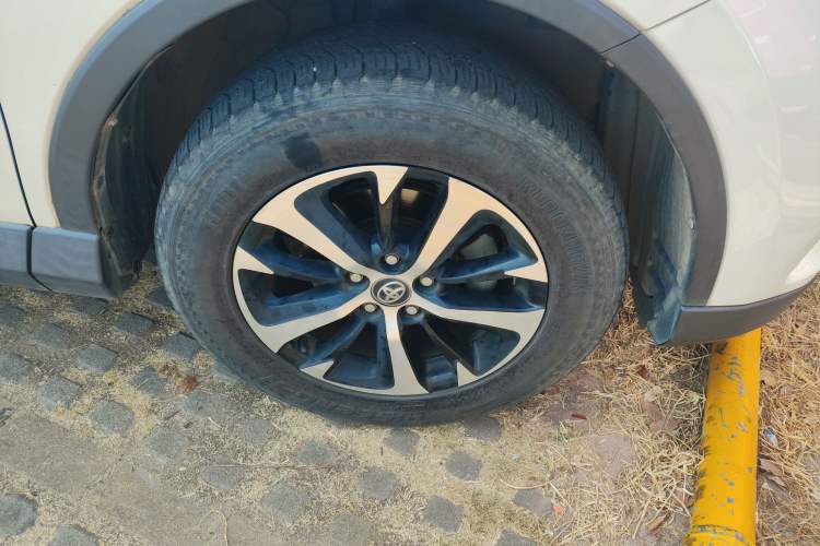 Used Toyota RAV4 2016 2.0L CVT Two-Wheel Drive Fashion Edition China V Standard Right Front Wheel Hub