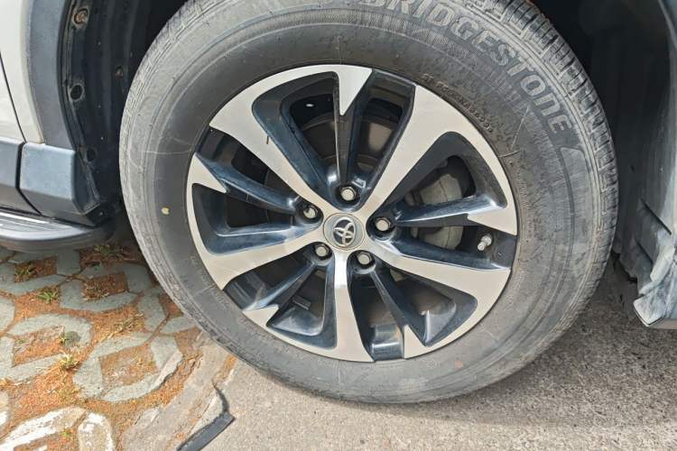 Used Toyota RAV4 2016 2.0L CVT Two-Wheel Drive Comfort Edition China V Standard Right Front Wheel Hub