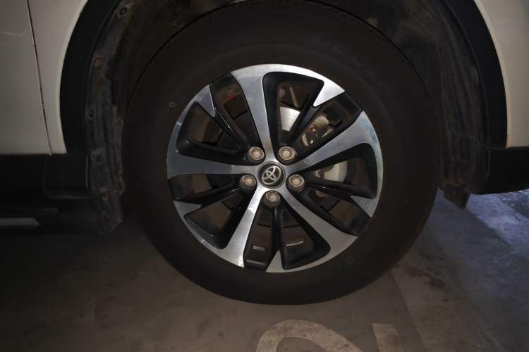 Used Toyota RAV4 2016 2.0L CVT Two-Wheel Drive Fashion Edition China V Standard Right Front Wheel Hub