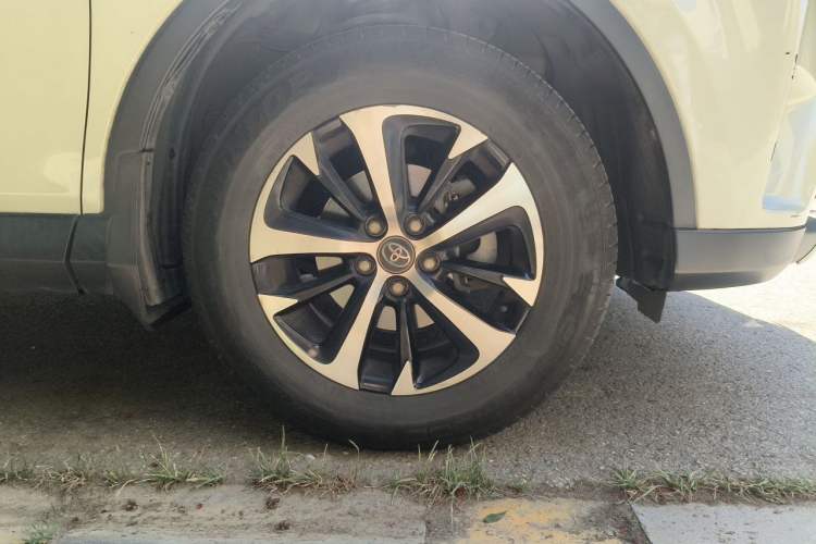 Used Toyota RAV4 2016 2.0L CVT Two-Wheel Drive Smart Edition China V Standard Right Front Wheel Hub