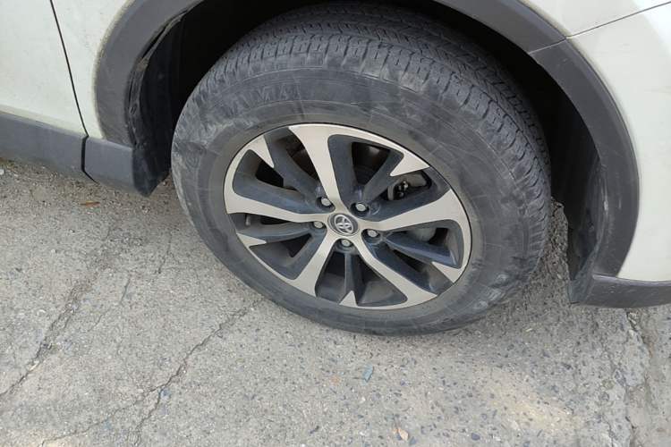 Used Toyota RAV4 2016 2.0L CVT Two-Wheel Drive Fashion Edition China V Standard Right Front Wheel Hub