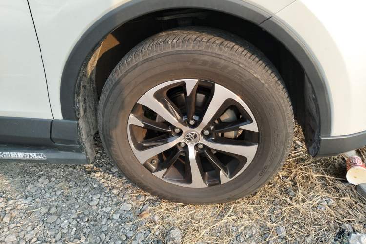 Used Toyota RAV4 2016 2.0L CVT Two-Wheel Drive Smart Edition China V Standard Right Front Wheel Hub