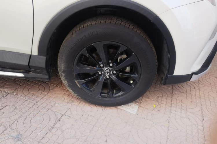 Used Toyota RAV4 2016 2.0L CVT Two-Wheel Drive Fashion Edition China V Standard Right Front Wheel Hub