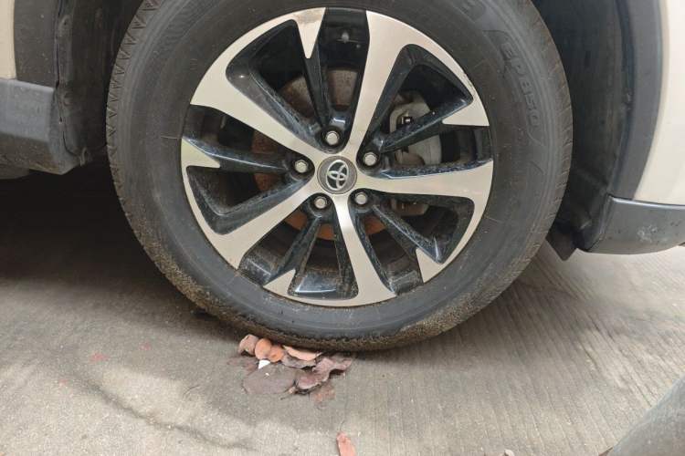 Used Toyota RAV4 2016 2.0L CVT Two-Wheel Drive Fashion Edition China V Standard Right Front Wheel Hub