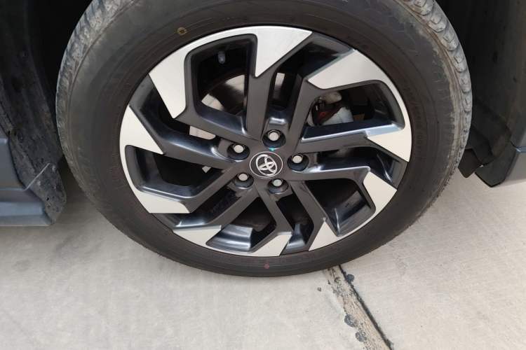 Used Toyota RAV4 2016 2.5L Automatic 4x4 Elite Edition Right Front Wheel Hub