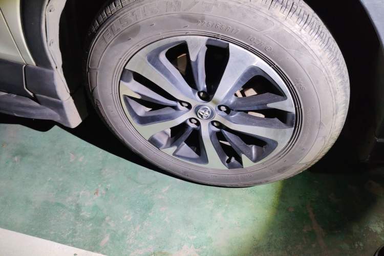 Used Toyota RAV4 2016 2.0L CVT Two-Wheel Drive Fashion Edition China V Standard Right Front Wheel Hub