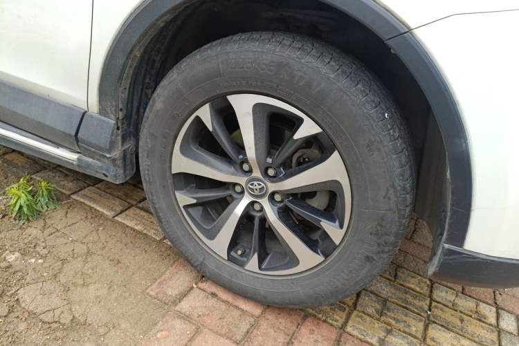 Used Toyota RAV4 2016 2.0L CVT Two-Wheel Drive Fashion Edition China V Standard Right Front Wheel Hub