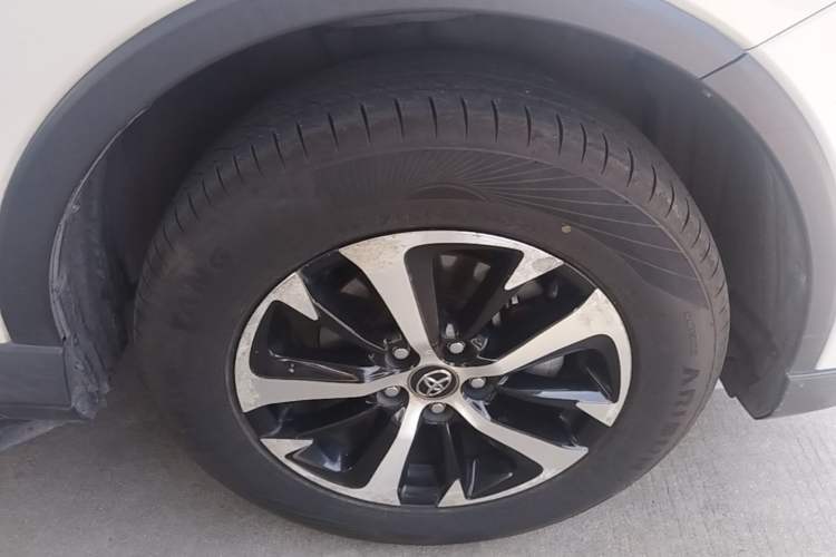 Used Toyota RAV4 2016 2.0L CVT Two-Wheel Drive Fashion Edition China V Standard Right Front Wheel Hub