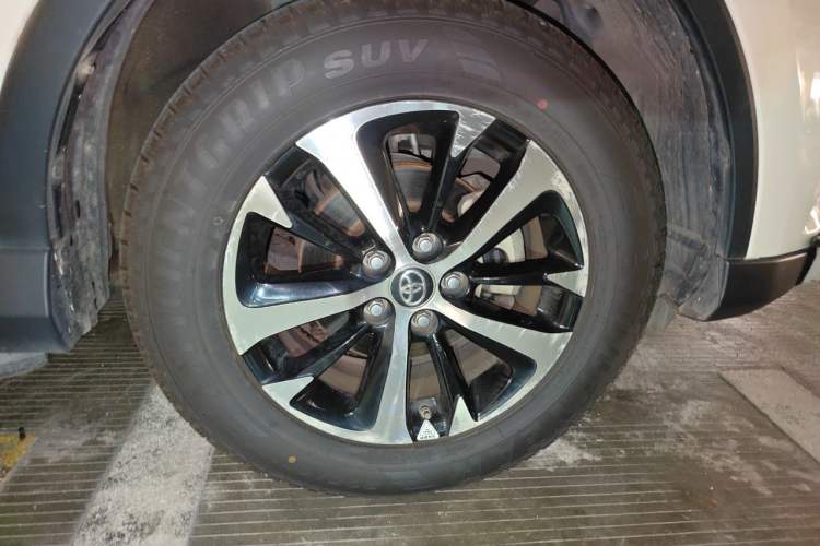 Used Toyota RAV4 2016 2.0L CVT Two-Wheel Drive Fashion Edition China V Standard Right Front Wheel Hub