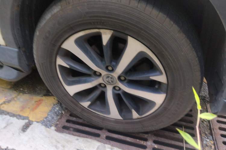 Used Toyota RAV4 2016 2.0L CVT Two-Wheel Drive Fashion Edition China V Standard Right Front Wheel Hub