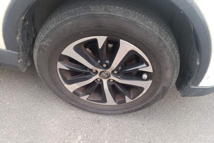 Used Toyota RAV4 2016 2.0L CVT Two-Wheel Drive Fashion Edition China V Standard Right Front Wheel Hub