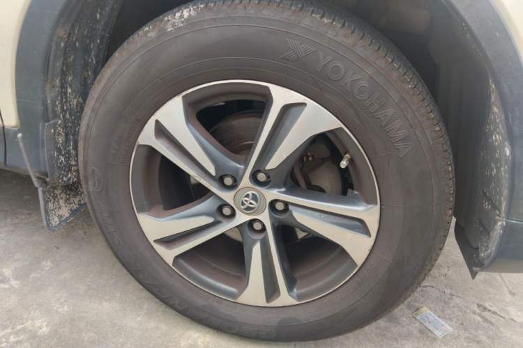 Used Toyota RAV4 2016 2.0L CVT Two-Wheel Drive Fashion Edition China V Standard Right Front Wheel Hub