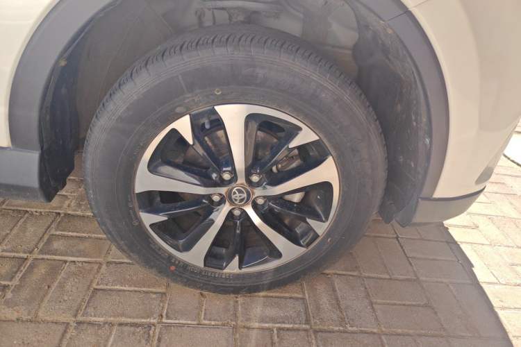 Used Toyota RAV4 2016 2.0L CVT Two-Wheel Drive Fashion Edition China V Standard Right Front Wheel Hub