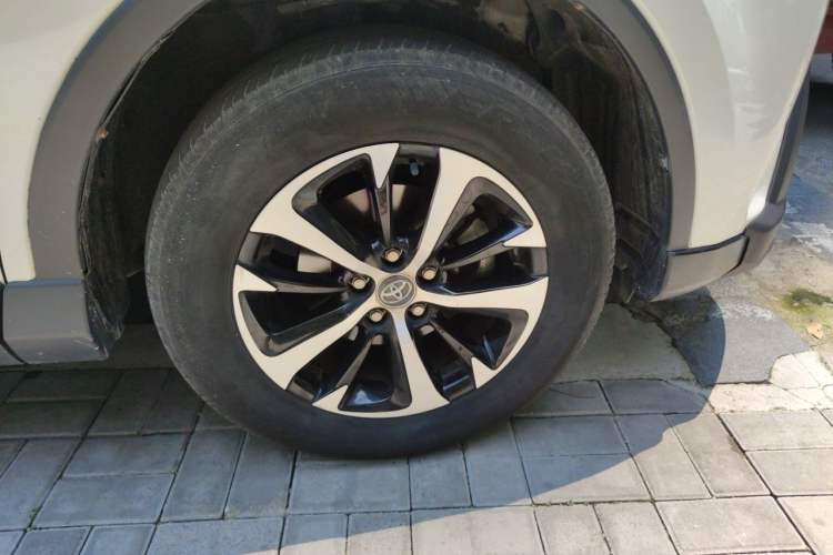 Used Toyota RAV4 2016 2.0L CVT Two-Wheel Drive Fashion Edition China V Standard Right Front Wheel Hub