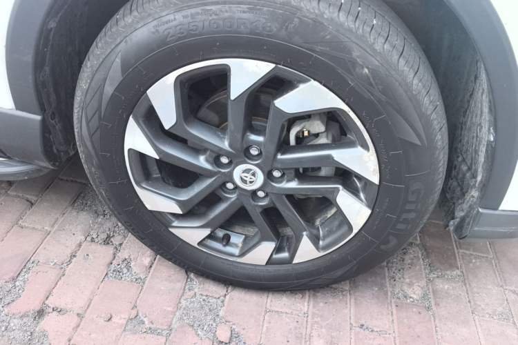 Used Toyota RAV4 2016 2.5L Automatic 4x4 Prestige Edition Right Front Wheel Hub