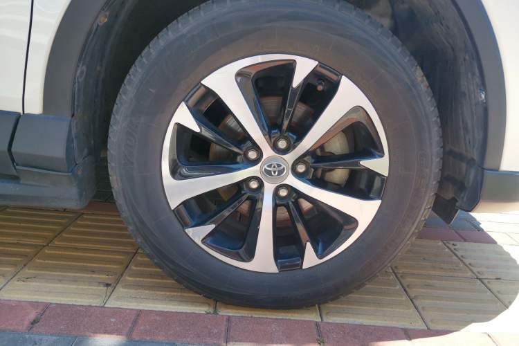 Used Toyota RAV4 2016 2.0L CVT Two-Wheel Drive Urban Edition China V Standard Right Front Wheel Hub