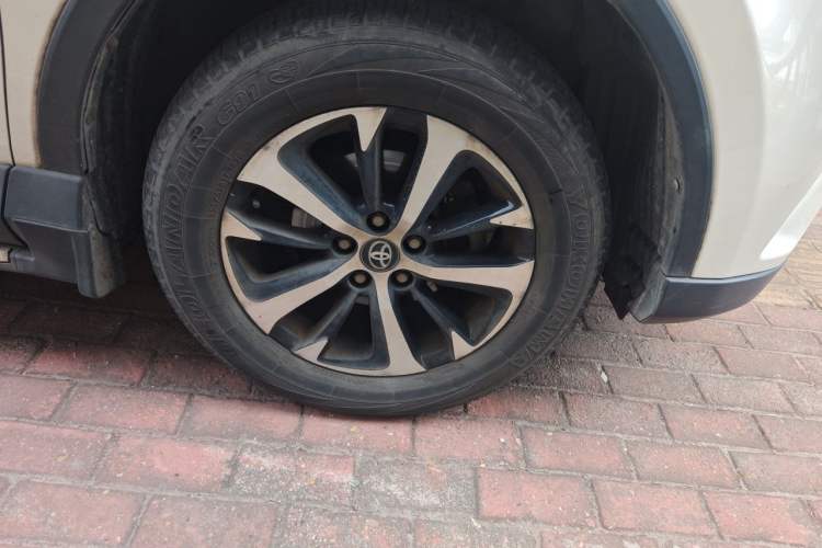 Used Toyota RAV4 2016 2.0L CVT Two-Wheel Drive Smart Edition China V Standard Right Front Wheel Hub