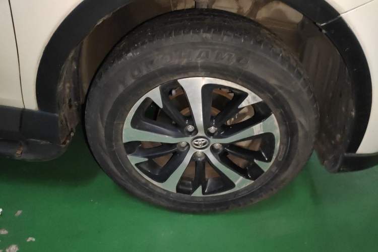 Used Toyota RAV4 2016 2.0L CVT Two-Wheel Drive Fashion Edition China V Standard Right Front Wheel Hub