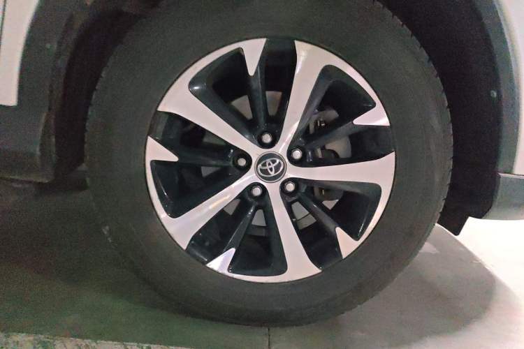 Used Toyota RAV4 2016 2.0L CVT Two-Wheel Drive Fashion Edition China V Standard Right Front Wheel Hub