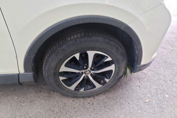 Used Toyota RAV4 2016 2.0L CVT Two-Wheel Drive Fashion Edition China V Standard Right Front Wheel Hub
