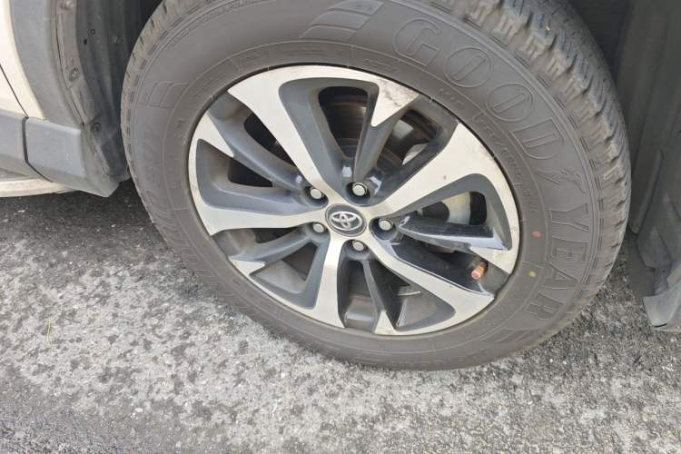 Used Toyota RAV4 2016 2.0L CVT Two-Wheel Drive Fashion Edition China V Standard Right Front Wheel Hub