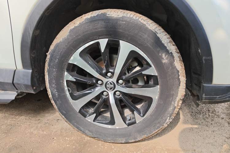 Used Toyota RAV4 2016 2.0L CVT Two-Wheel Drive Fashion Edition China V Standard Right Front Wheel Hub